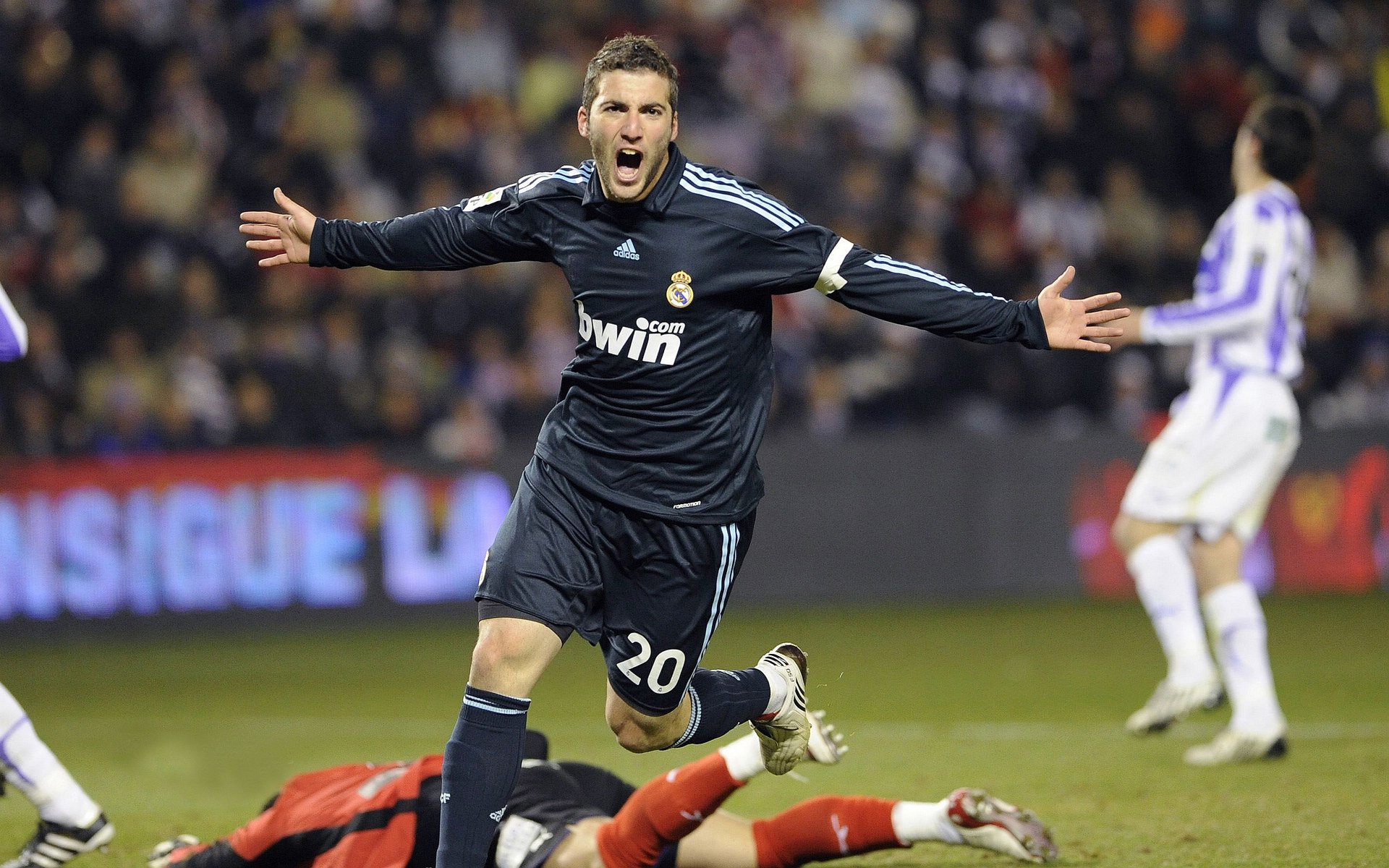 _国际动作足球:空中技巧引爆全场_,足球空中停球教学视频